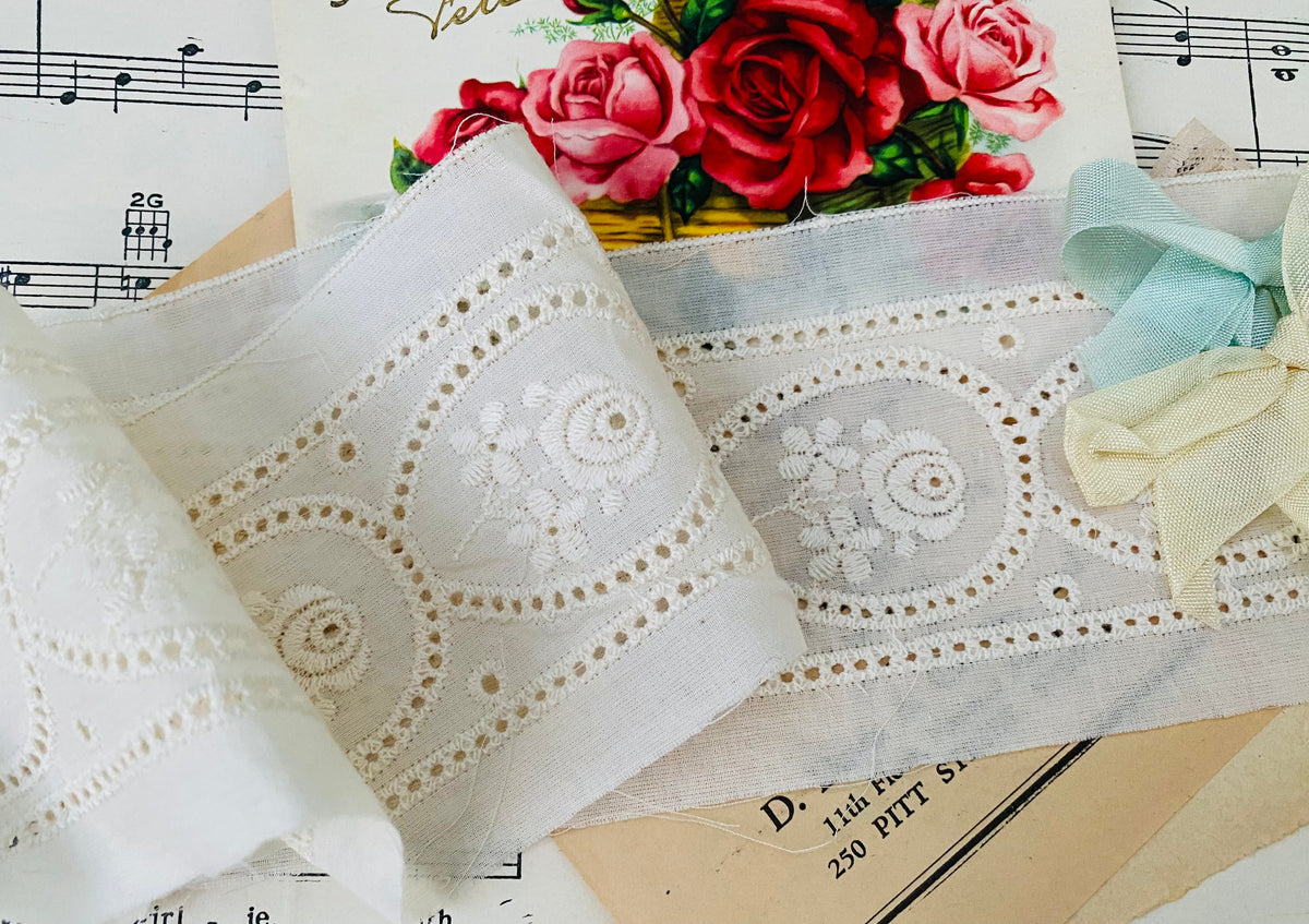 Classic Broderie Anglaise floral cotton lace trim. Natural off white - 10 metre length