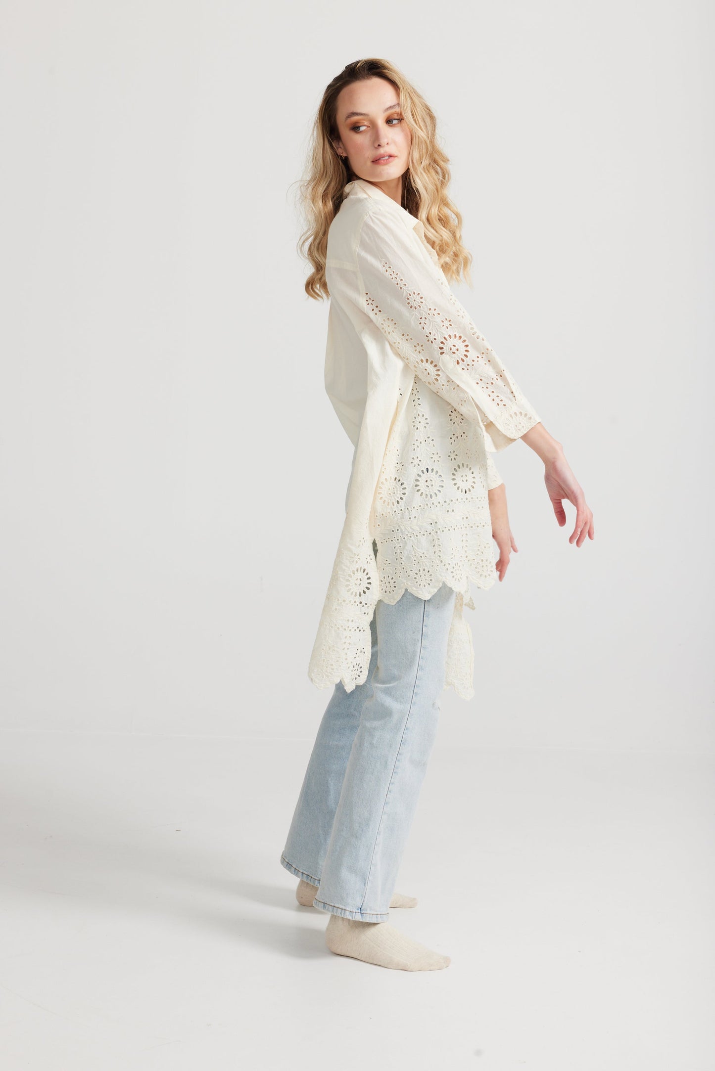 Gwendolyn long lace shirt. Cream