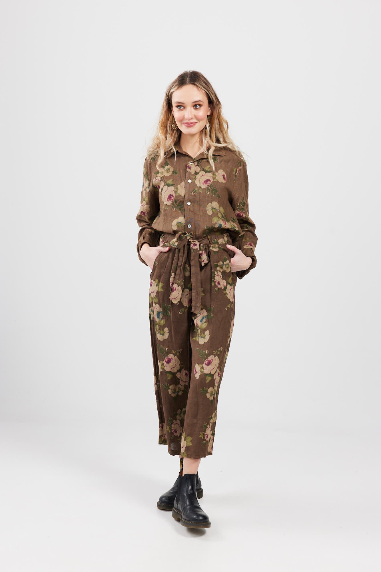 Eva floral linen pants. Chocolate