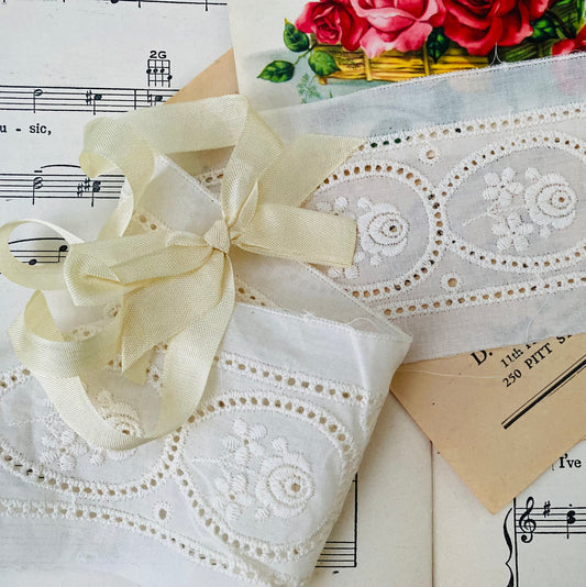 Classic Broderie Anglaise floral cotton lace trim. Natural off white - 10 metre length
