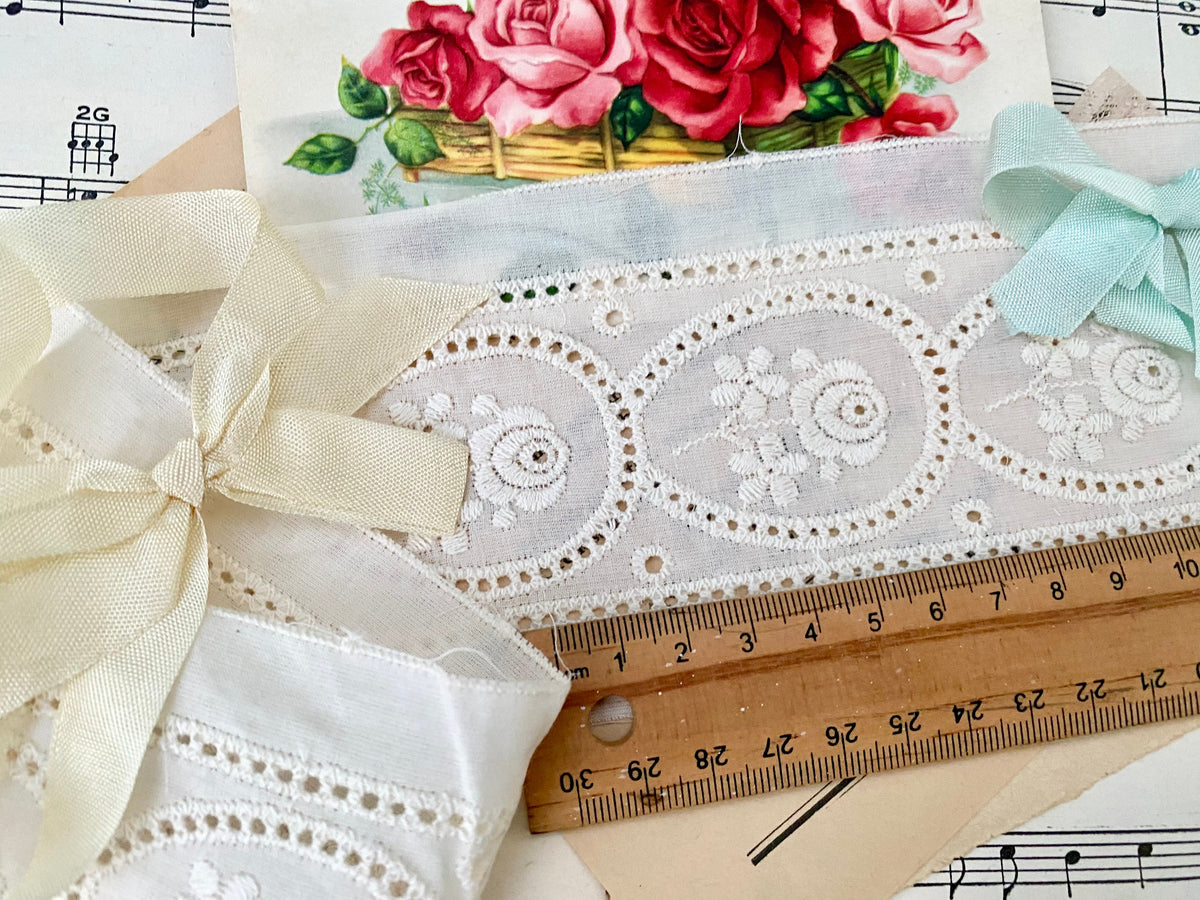 Classic Broderie Anglaise floral cotton lace trim. Natural off white - 10 metre length