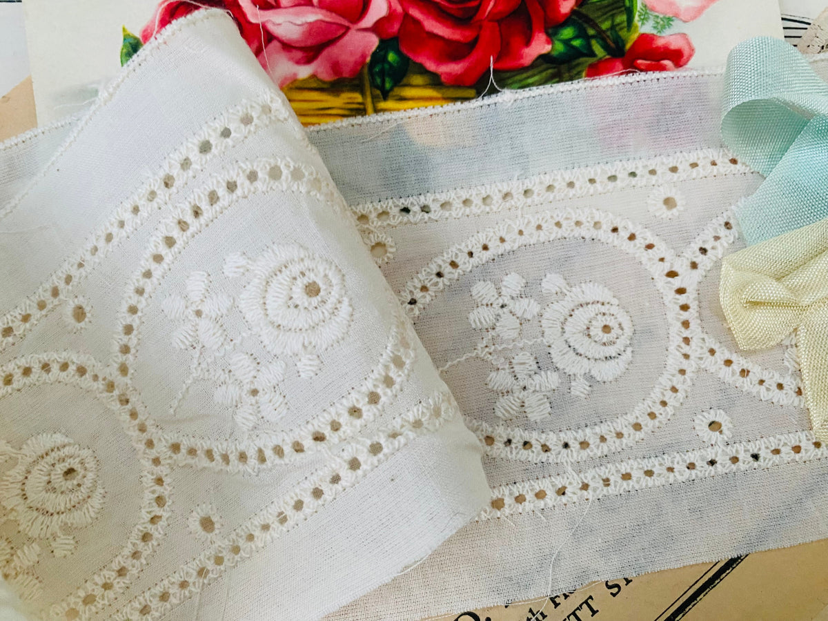 Classic Broderie Anglaise floral cotton lace trim. Natural off white - 10 metre length