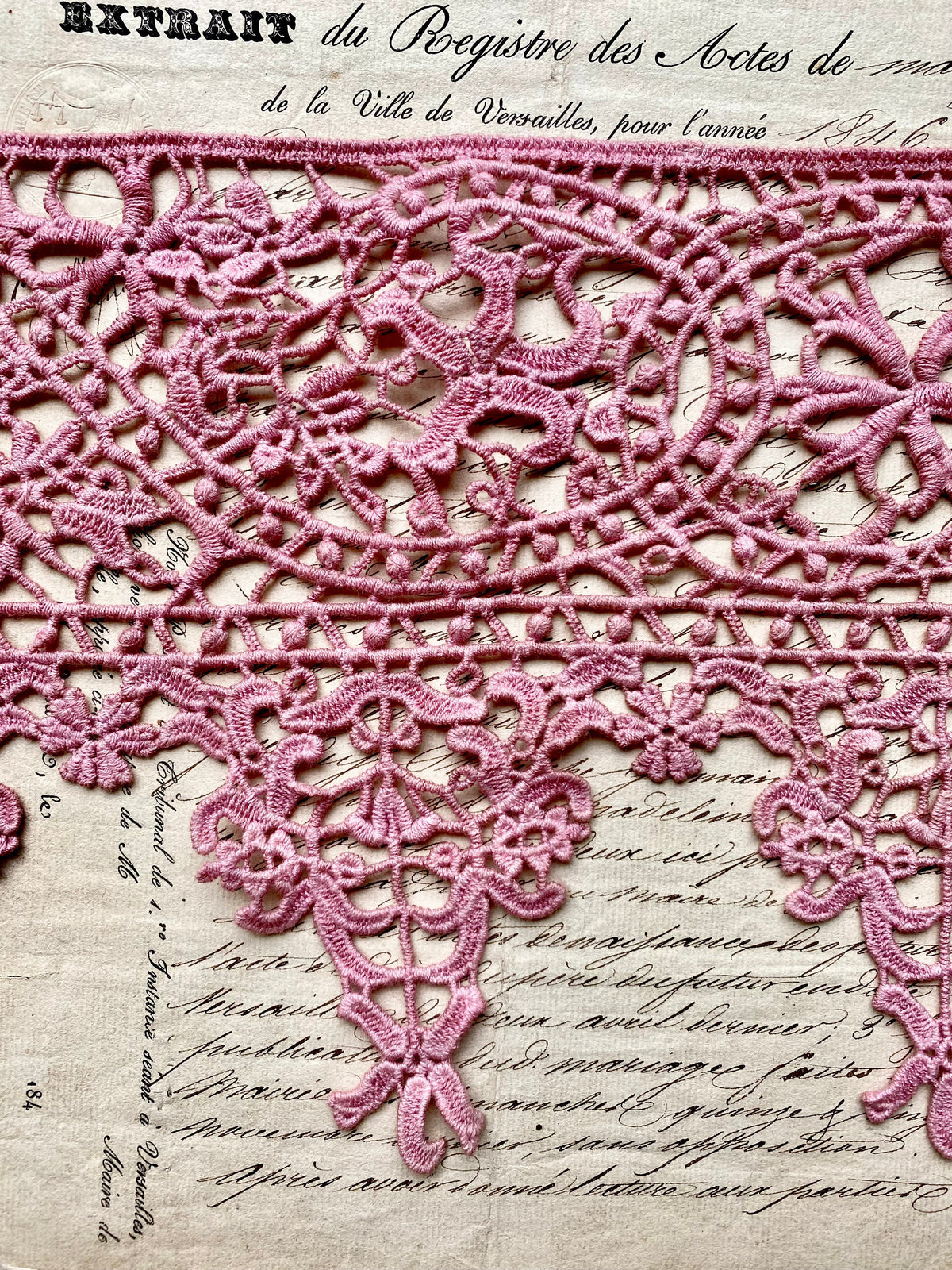 Wide scalloped vintage lace. Dusty Rose - 10 metre length
